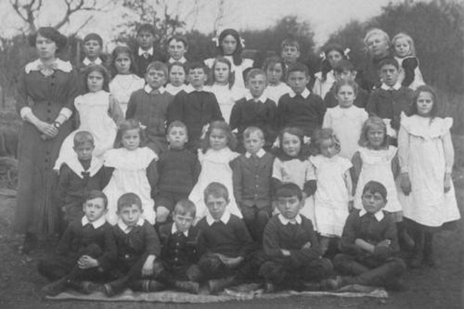 Bere Heath School, 1917. Pigtails seem to have been in fashion those days!